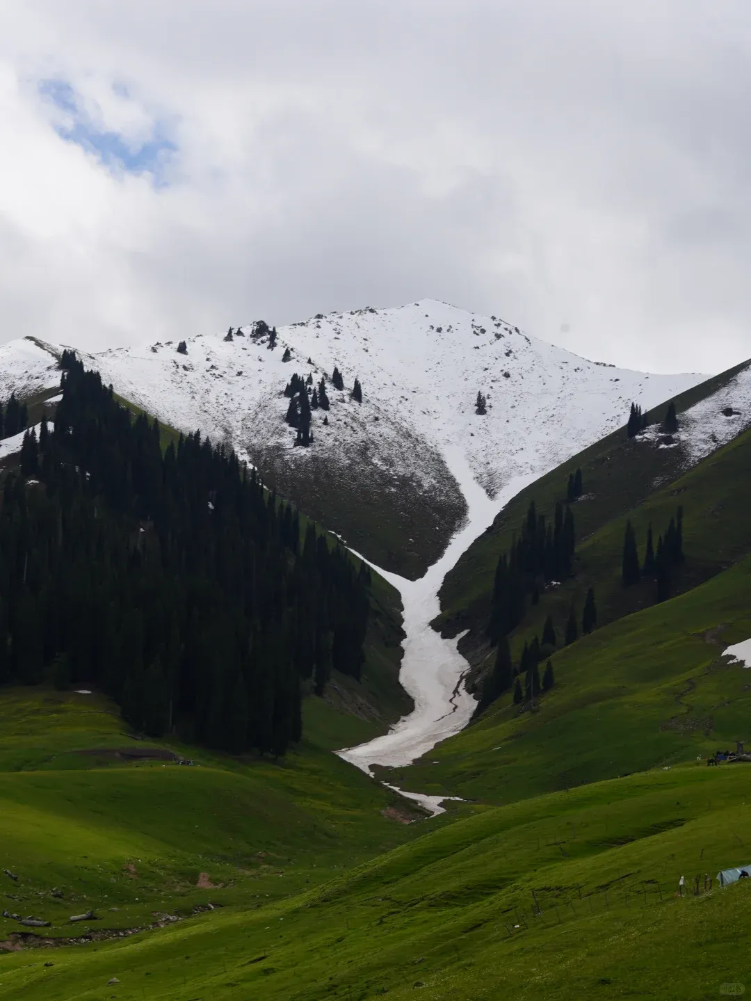 喀拉峻山谷雪山